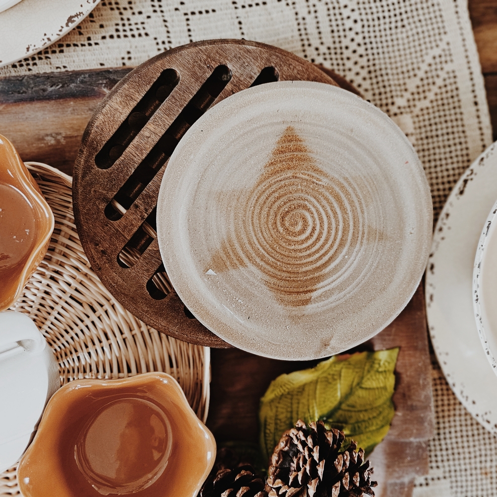 Handmade/Handspun Stoneware Pottery Greige Trivet Plate With Brown Star - Picture 2 of 2